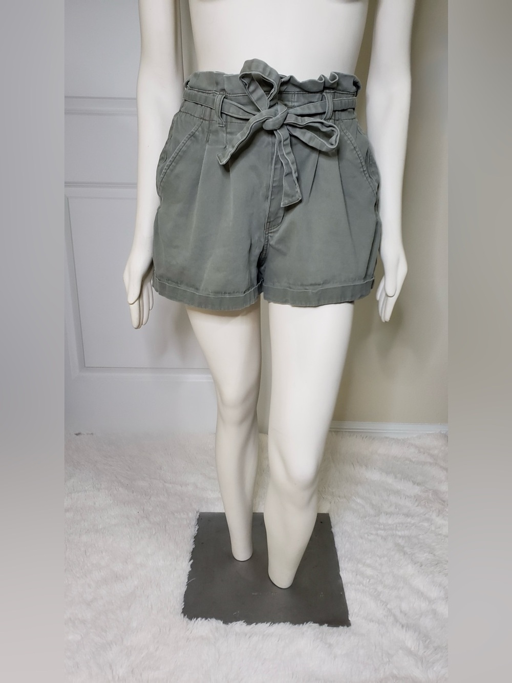 Hollister Paperbag Waist Short Womens Casual Tie-Waist Shorts Size Medium Olive